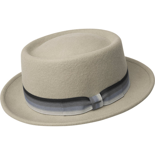 Man wearing the Bailey 1922 Klaxon pork pie in grey