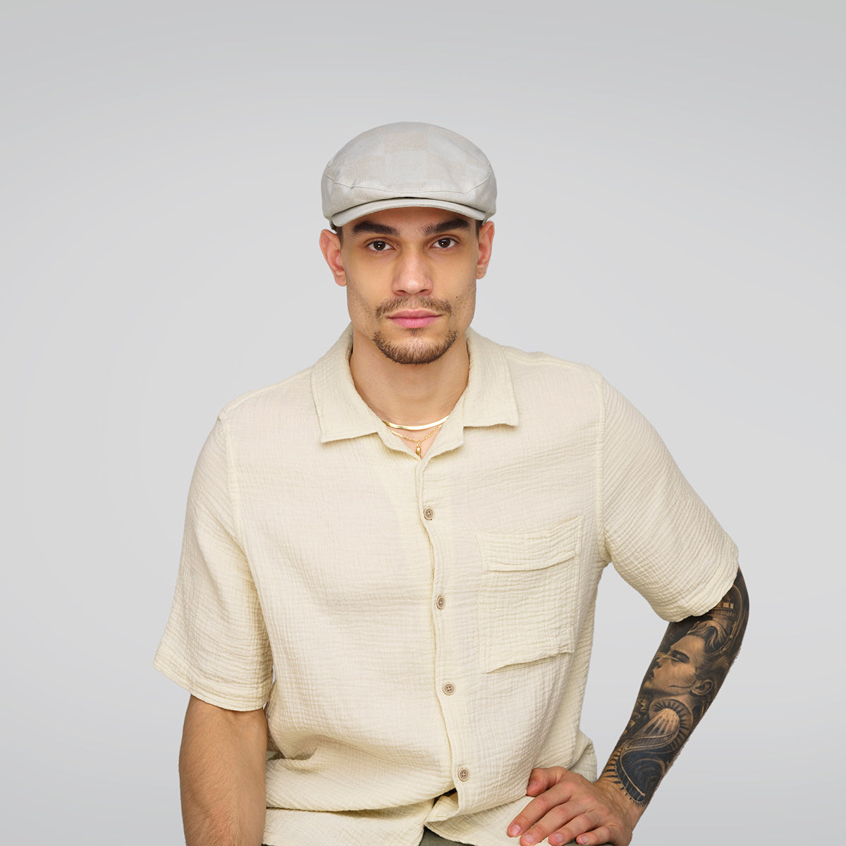 Man wearing the Bailey 1922 Clave flat cap in ecru