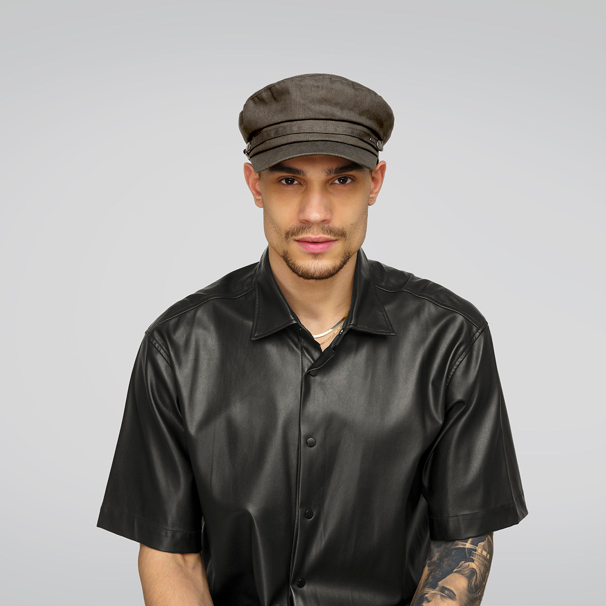 Man wearing the Bailey 1922 Crusoe cap in black